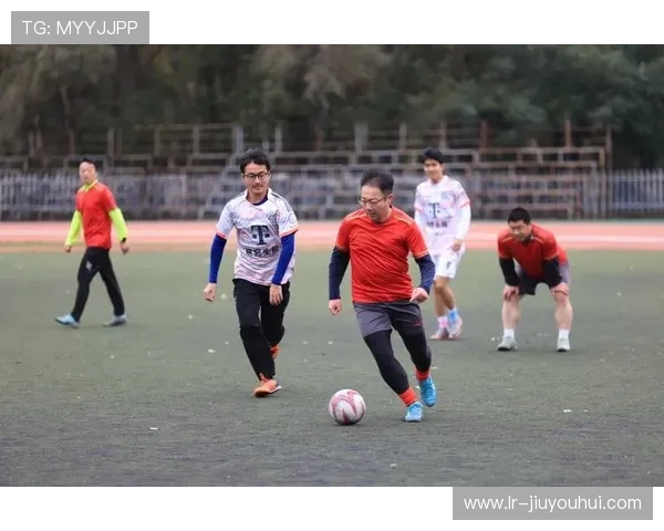 足球场上的爱恋时刻：情侣们共同见证激情与默契的完美融合